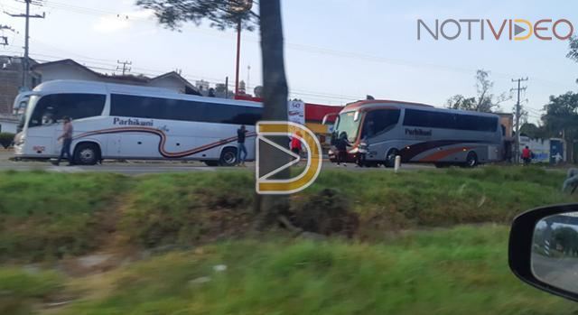 Normalistas michoacanos secuestran autobuses