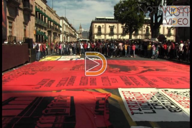Marchan normalistas de Michoacán 
