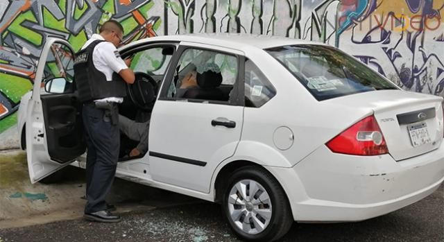 Encuentran a un hombre muerto dentro de un carro