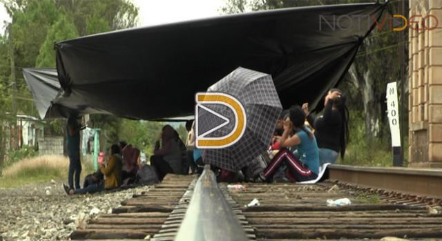 Sigue bloqueada vía férrea en Morelia; varados más de 18 trenes