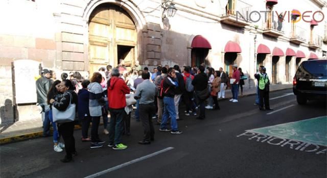 Docentes estatales se manifiestan en el SAT por descuentos