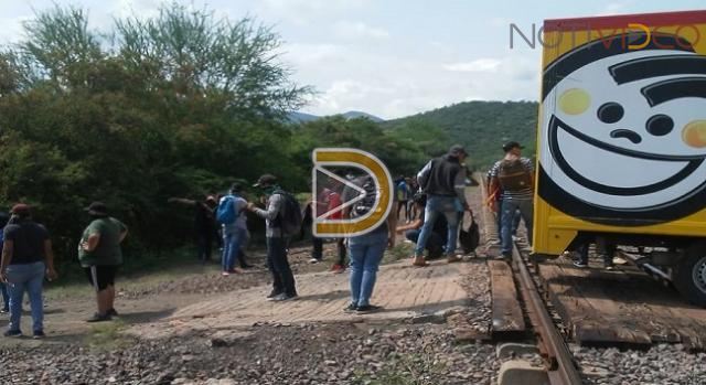 Exigen empresarios un alto a bloqueos de vías por normalistas
