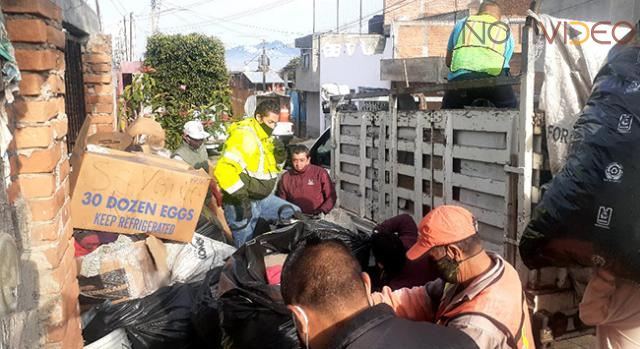 Trabajadores del SLyT retiran 6 toneladas de basura de una casa-habitación