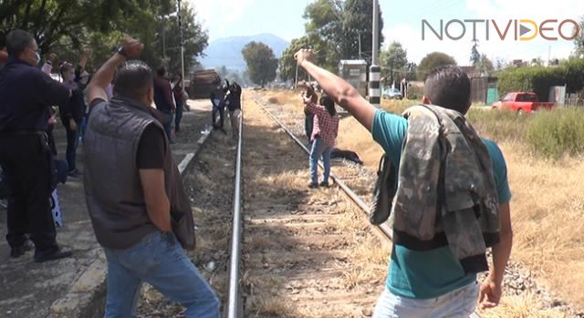 Son ya 36 trenes varados por bloqueo de la CNTE en vías