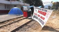 Levantan centistas huelga de hambre, pero siguen bloqueos en vías del tren