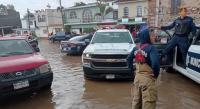 Bomberos y policías atienden inundaciones en Morelia