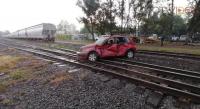 Locomotora embiste un carro en Ciudad Industrial