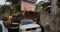 Un rayo derrumba una barda en el fraccionamiento El Trébol