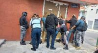 Policías y Tigres requieren a cuatro hombres y una mujer que intentaron derribar la puerta ...