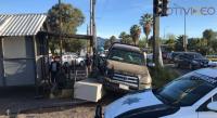 Camioneta choca contra la caseta de vigilancia de la FGE
