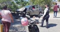 Vehículo choca contra el camellón en la calzada Juárez