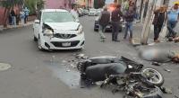 Choque de una motoneta contra un auto deja un joven fallecido