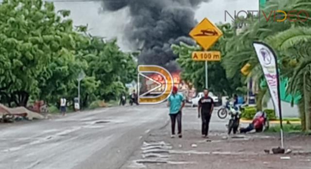 Reportan bloqueos y quema de vehículos en Apatzingán y Buenavista