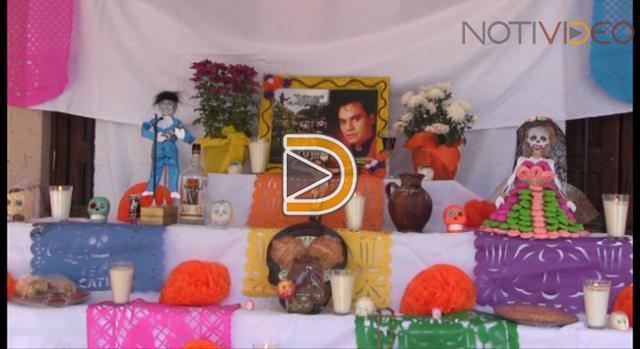Juan Gabriel en Todas las Ofrendas a los Muertos de Parácuaro