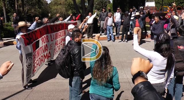 CNTE intenta llegar a Casa de Gobierno y policía se los impide