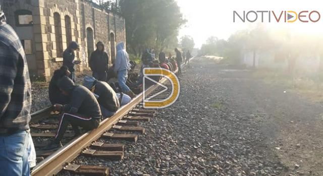 Normalistas vuelven a bloquear las vías del tren en Tiripetío