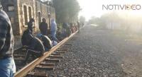 Normalistas vuelven a bloquear las vías del tren en Tiripetío