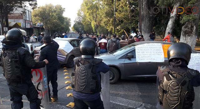 Manifestantes impiden salida de ambulancias