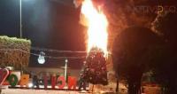 Se quema el árbol de navidad en la plaza principal de Tancítaro