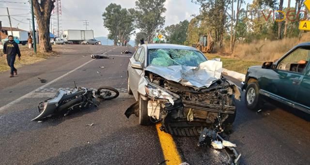 Pareja de motociclistas chocan de frente contra un carro, la mujer murió