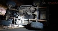 Jóvenes se accidentan en la carretera a Ziracuaretiro, una mujer falleció 