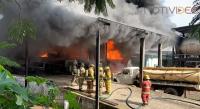 Se incendia un tanque de resina a un costado de la planta de Pemex