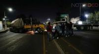 Automovilista reta a policías en el bloqueo de normalistas en la salida a Pátzcuaro 