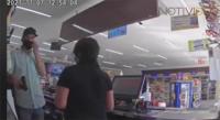 Este domingo una pareja asalto una tienda de abarrotes y quedaron grabados en video
