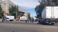 Normalistas secuestran camiones y bloquean el libramiento sur