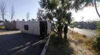 Camión del servicio urbano vuelca al sur de Morelia 