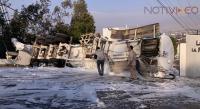 Alarma al sur de Morelia, una pipa cargada de combustible volcó en la avenida La Joya 