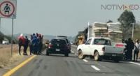 Normalistas roban un camión cargado de cemento en Tiripetío
