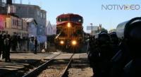 Policías impide que CNTE bloquee vía del tren en Morelia y los desalojen en Pátzcuaro