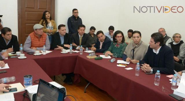Alfonso Martínez expone a diputados proyectos para ampliar planta tratadora de agua en Atapaneo