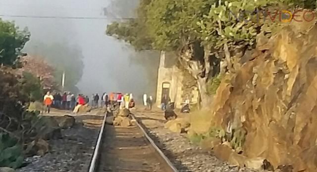 Normalistas bloquean las vías del tren en Tiripetío