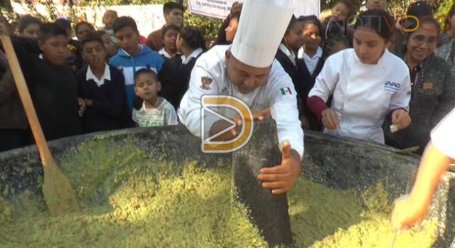 Artesanos hacen molcajete gigante en San Nicolás Obispo