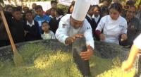 Artesanos hacen molcajete gigante en San Nicolás Obispo