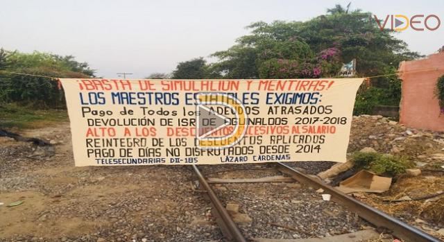 CNTE bloquea vía del tren en Lázaro Cárdenas