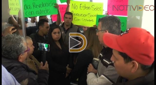 Familiares de víctimas de accidente en autopista Siglo XXI exigen a aseguradora soluciones