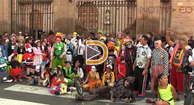 Payasos celebran su día con desfile por el centro de Morelia