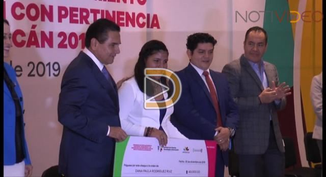Dana y Jesús irán a Turquía con papel hecho de lirio