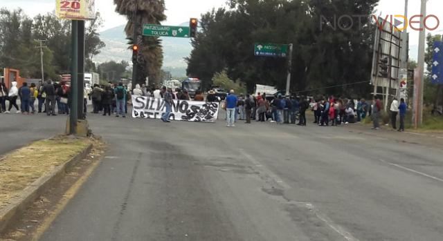 Profesores y normalistas bloquean el libramiento por falta de pagos