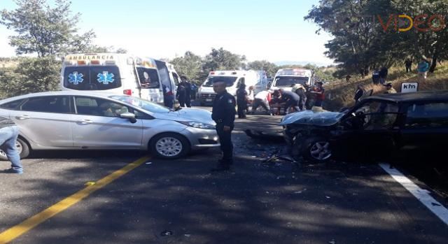  Chocan dos carros de frente; hay nueve lesionados