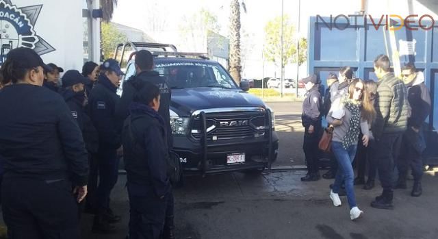 Policías paran labores por falta de pagos