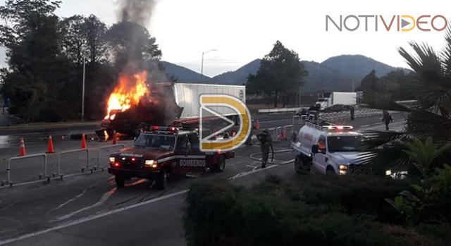 Tráiler choca y se incendia en la Autopista de Occidente