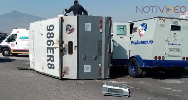 Vuelca una camioneta de valores en la carretera Morelia - Salamanca