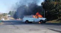Normalistas secuestran, queman camiones para bloquean carretera y  agreden a periodista