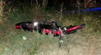 Vehículo arrolla a 5 jóvenes en motocicleta 