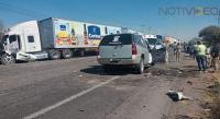 Carroza choca de frente contra un tráiler, hay un muerto. 