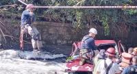 Muere chofer de una camioneta al volcar y caer a canal de aguas negras 